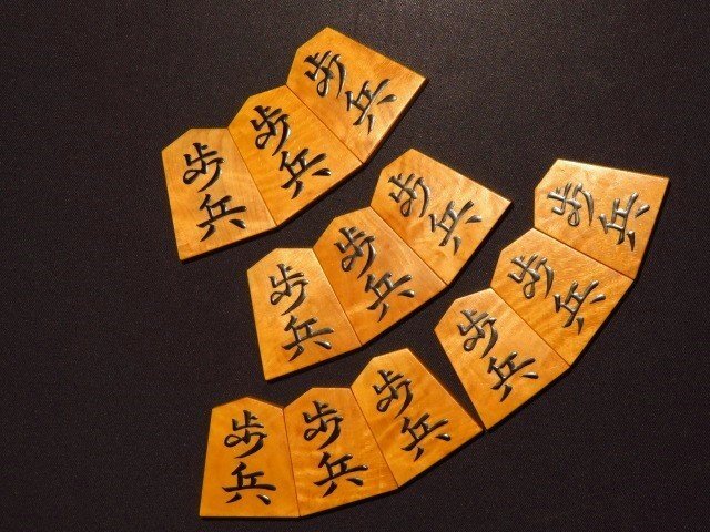 Yahoo!オークション - 金井静山作錦旗島黄楊銀目杢盛上将棋駒 未 Yahoo!オークション - 金井静山作錦旗島黄楊銀目杢盛上将棋駒 未