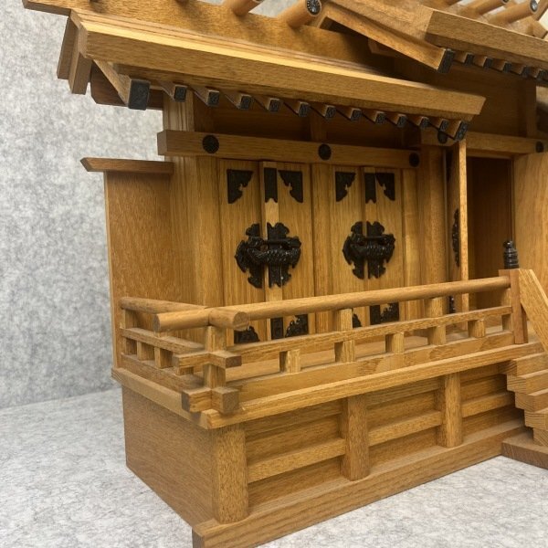 展示品】 神棚 神境付き 欅仕上屋根違い五社 中 ケヤキ 木製 展示品】 神棚 神境付き 欅仕上屋根違い五社 中 ケヤキ 木製