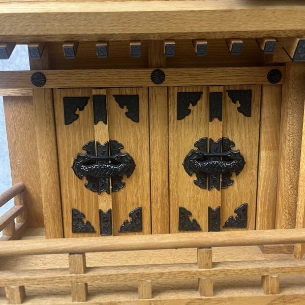 展示品】 神棚 神境付き 欅仕上屋根違い五社 中 ケヤキ 木製 展示品】 神棚 神境付き 欅仕上屋根違い五社 中 ケヤキ 木製