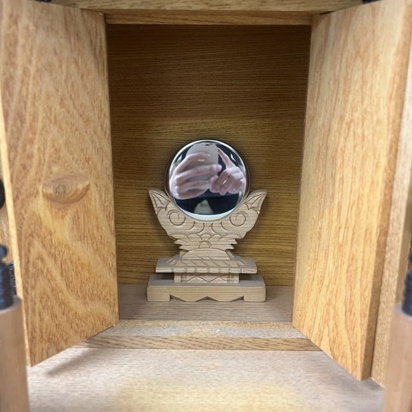 展示品】 神棚 神境付き 欅仕上屋根違い五社 中 ケヤキ 木製 展示品】 神棚 神境付き 欅仕上屋根違い五社 中 ケヤキ 木製