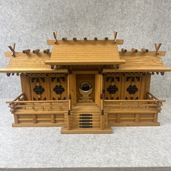 展示品】 神棚 神境付き 欅仕上屋根違い五社 中 ケヤキ 木製 仏具 展示品】 神棚 神境付き 欅仕上屋根違い五社 中 ケヤキ 木製 仏具