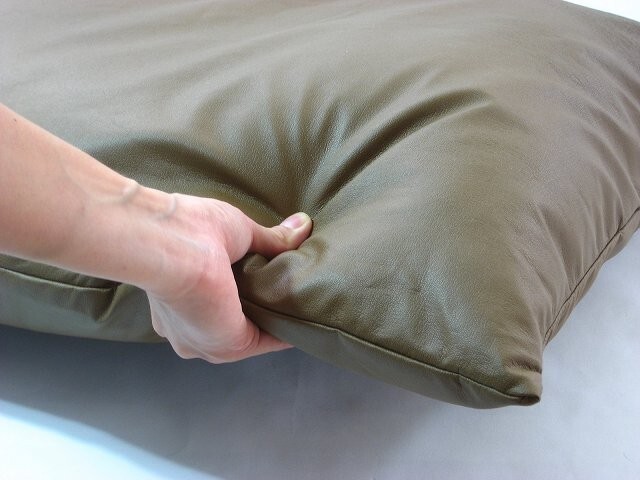 ジャンボ長座布団(合皮合成皮革レザー)サイズ７０cm×１４０cmヌードクッション付き、レッド、日本制、おしゃれ