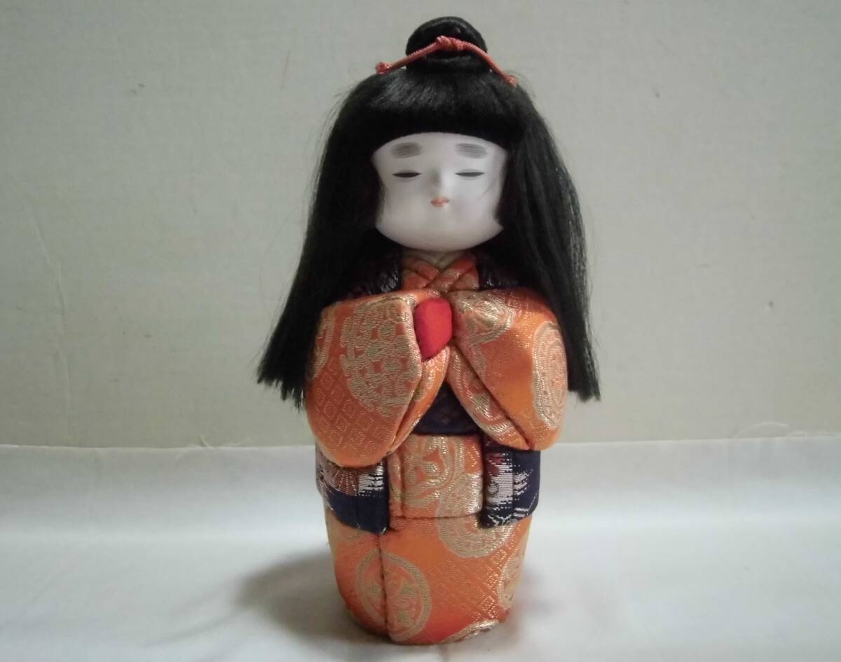 小さめ 木目込み人形 オレンジ色の着物姿 市松人形 日本人形