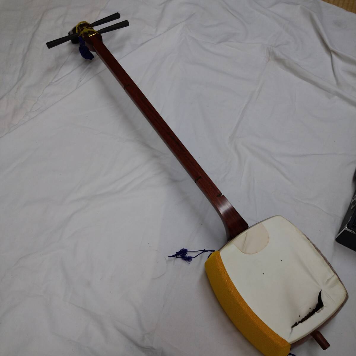 中古津軽三味線 紅木 丸打胴 一本樋 中棹 ハードケース付き｜和楽器