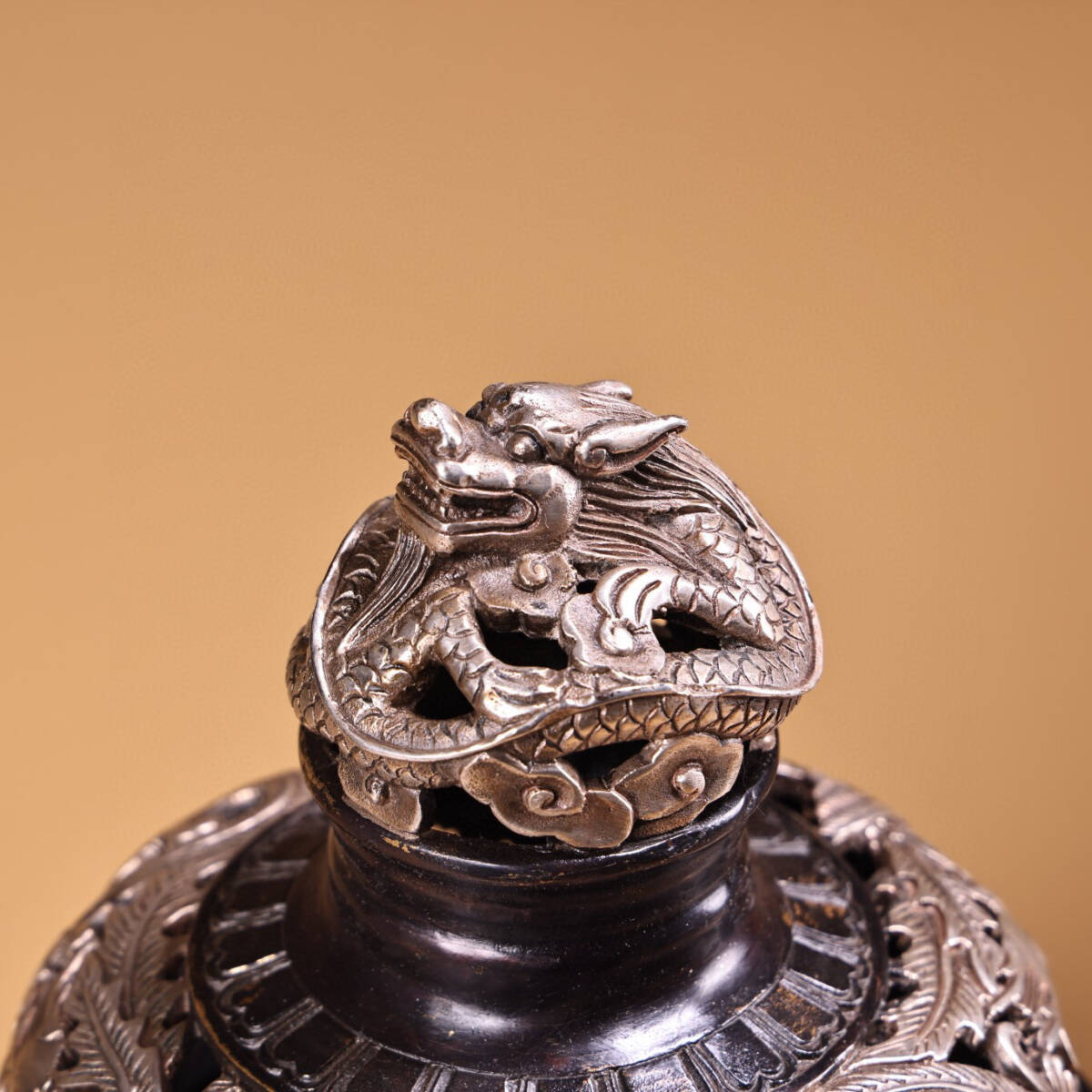 蔵友館蔵品・銅製・銀鍍・雙龍耳・三足熏香炉】・希少珍品・置物 蔵友館蔵品・銅製・銀鍍・雙龍耳・三足熏香炉】・希少珍品・置物
