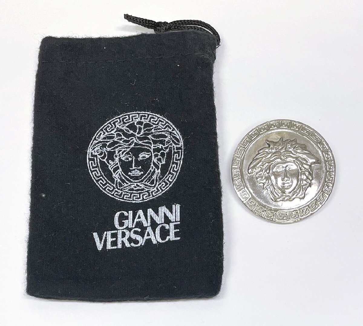 美品 ジャンニ ヴェルサーチ メデューサ グレカ ピンブローチ シルバーカラー 丸型 GIANNI VERSACE