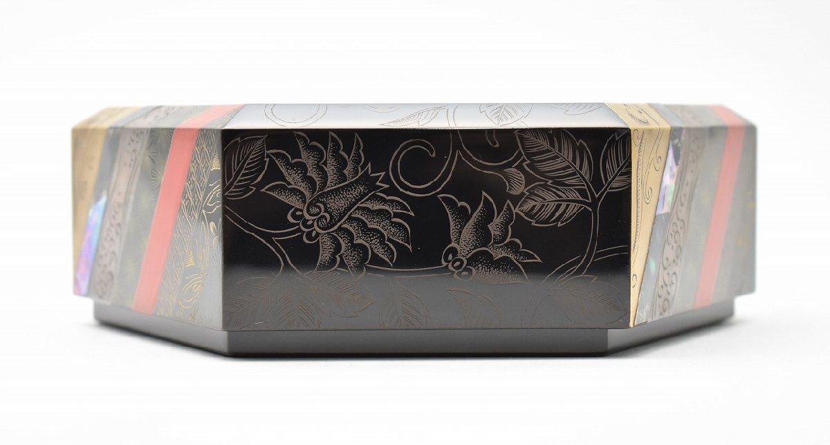 沖287◇出展作品 輪島塗 國田一春 沈金象嵌 縞模様 六角漆箱 小 沖287◇出展作品 輪島塗 國田一春 沈金象嵌 縞模様 六角漆箱 小