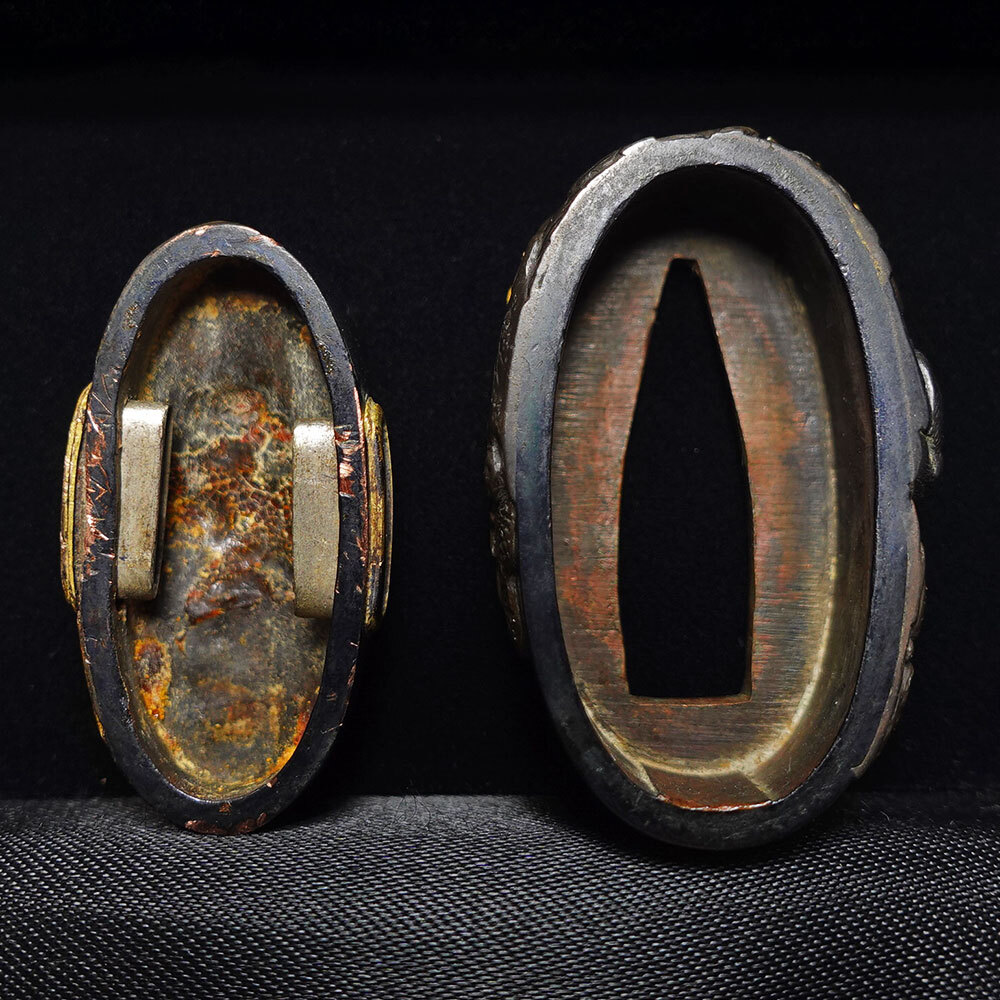 同作大小揃縁頭 赤銅地魚々子 松に鶴図 高彫金銀