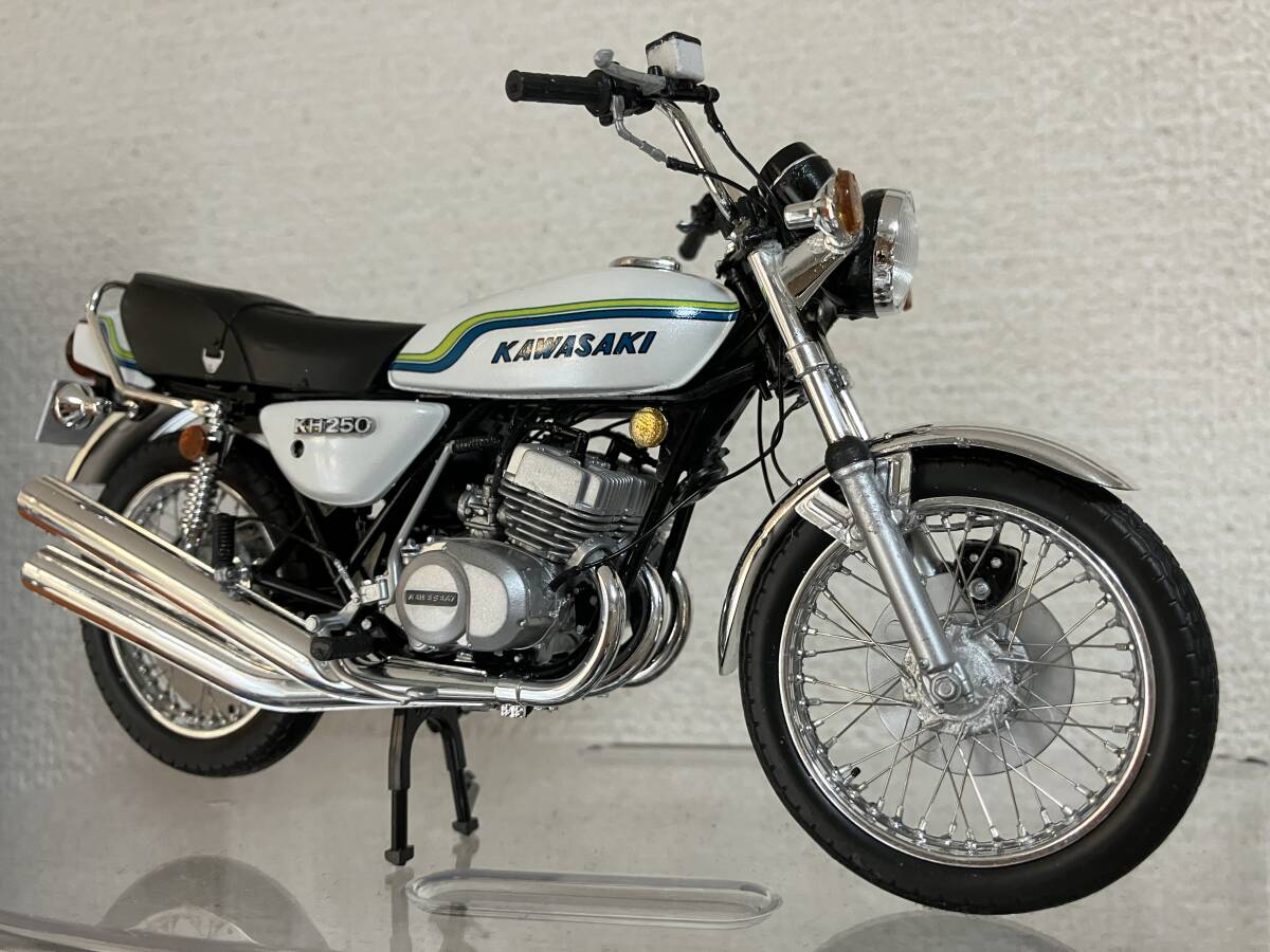 1/12スケール カワサキKH250 レインボーカラー プラモデル完成品 1/12スケール カワサキKH250 レインボーカラー プラモデル完成品