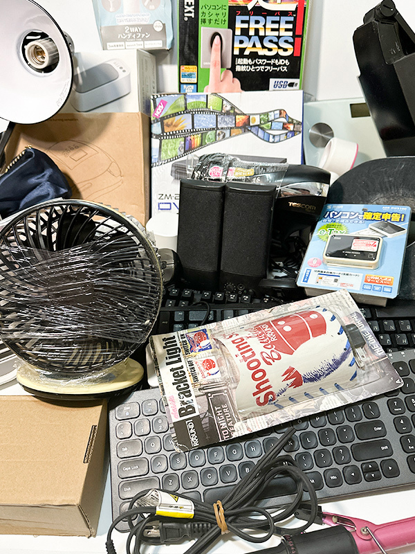 [J-RR608110230480] 家電 まとめ売り DVDプレーヤー 扇風機 スピーカー ドライヤー ヘアアイロン キーボード