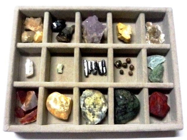 今夏最後の特別製作の手作りのミニ標本「国内産のきれいな結晶鉱物と貴石鉱物」（宝石用ケース箱入り15種類）