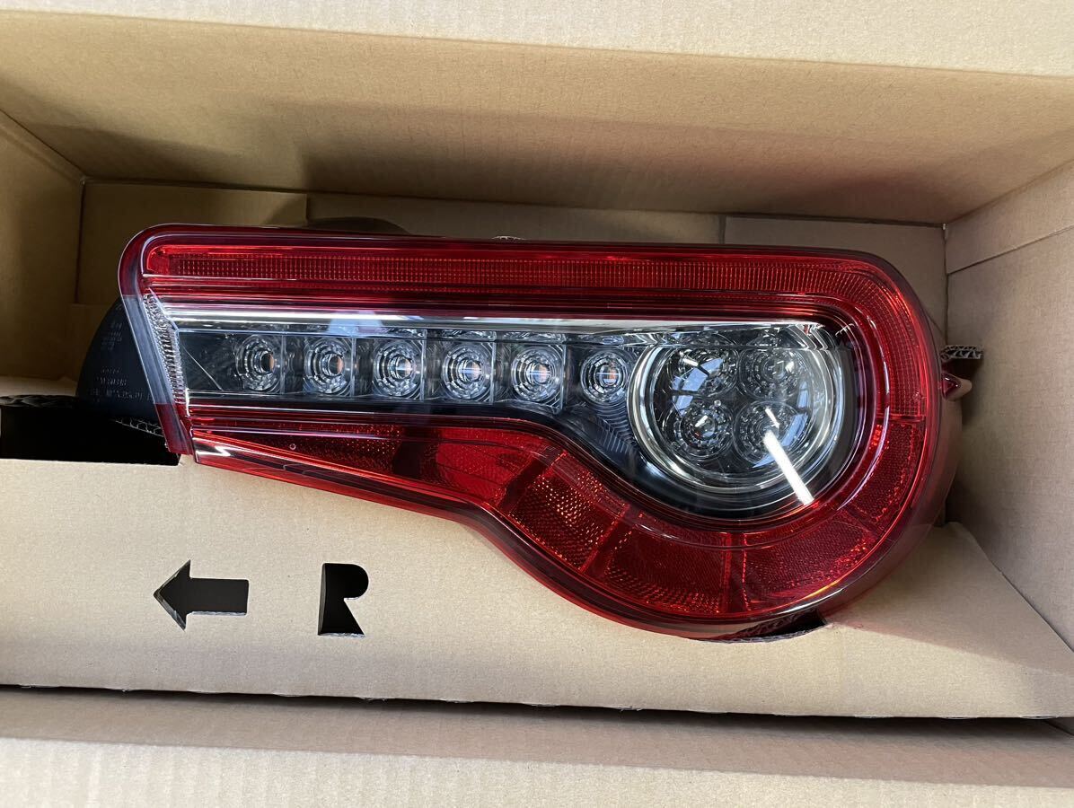 Yahoo!オークション - 美品 86 後期 ZN6 右テールランプ LED Yahoo!オークション - 美品 86 後期 ZN6 右テールランプ LED