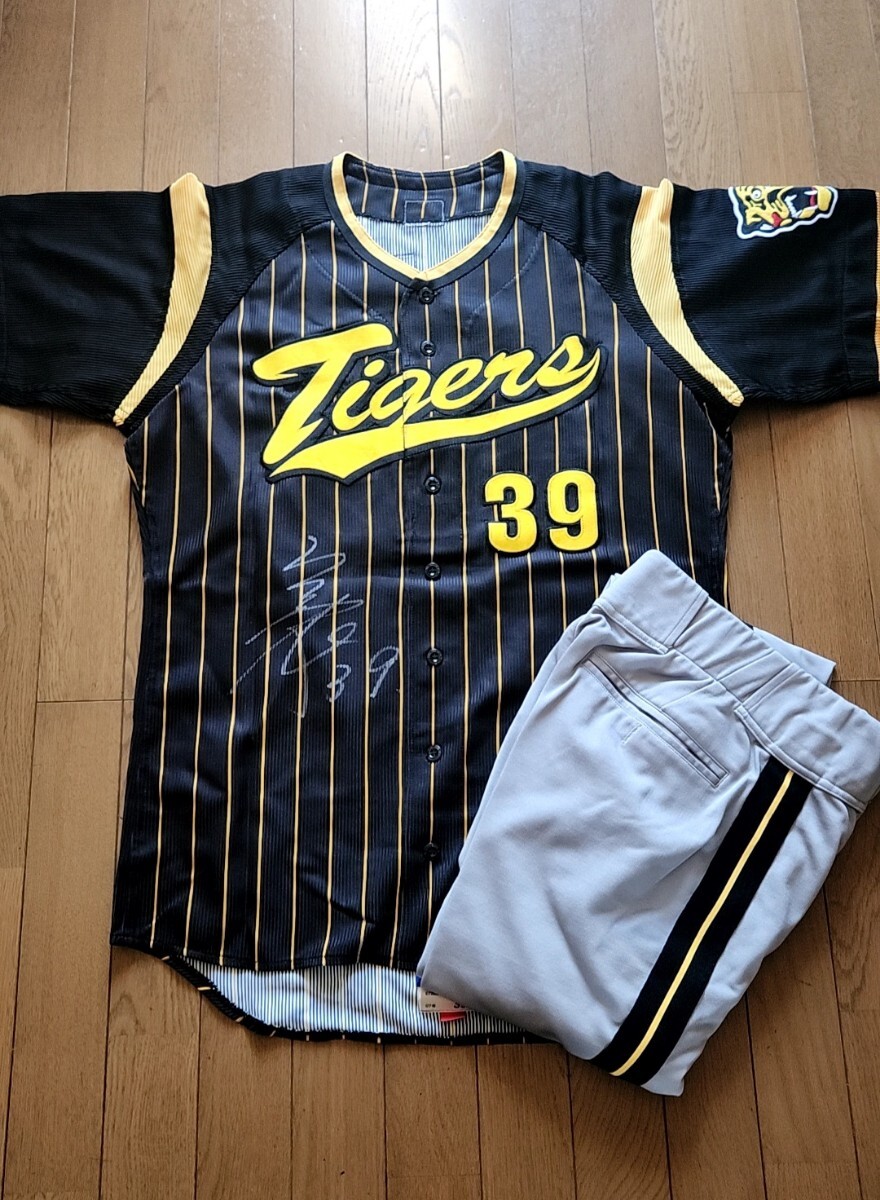 阪神タイガース 39 矢野燿大選手 2007年実使用 直筆サイン入り 阪神タイガース 39 矢野燿大選手 2007年実使用 直筆サイン入り