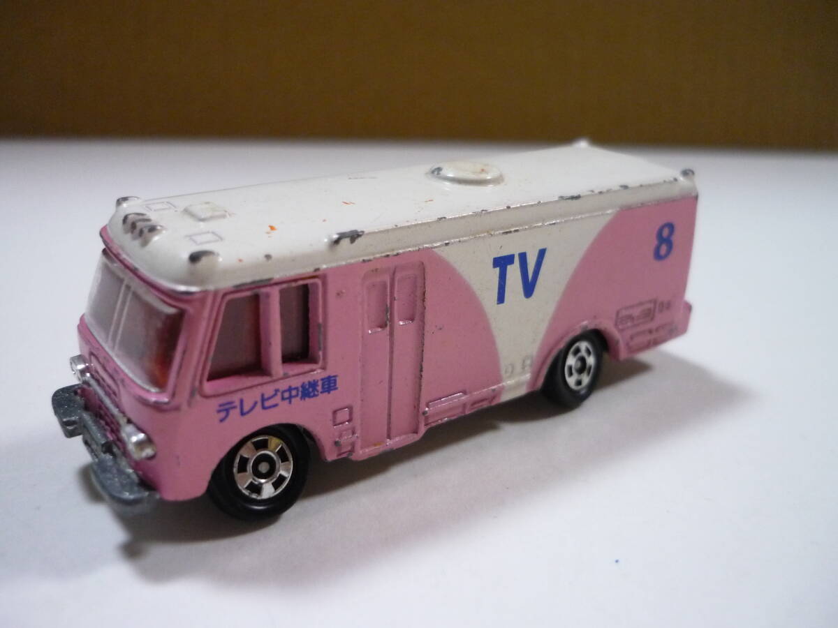 [管00]ミニカー 1/122 いすゞバス テレビ中継車 ピンク 1979「トミカ No.8」タカラトミー ミニチュア