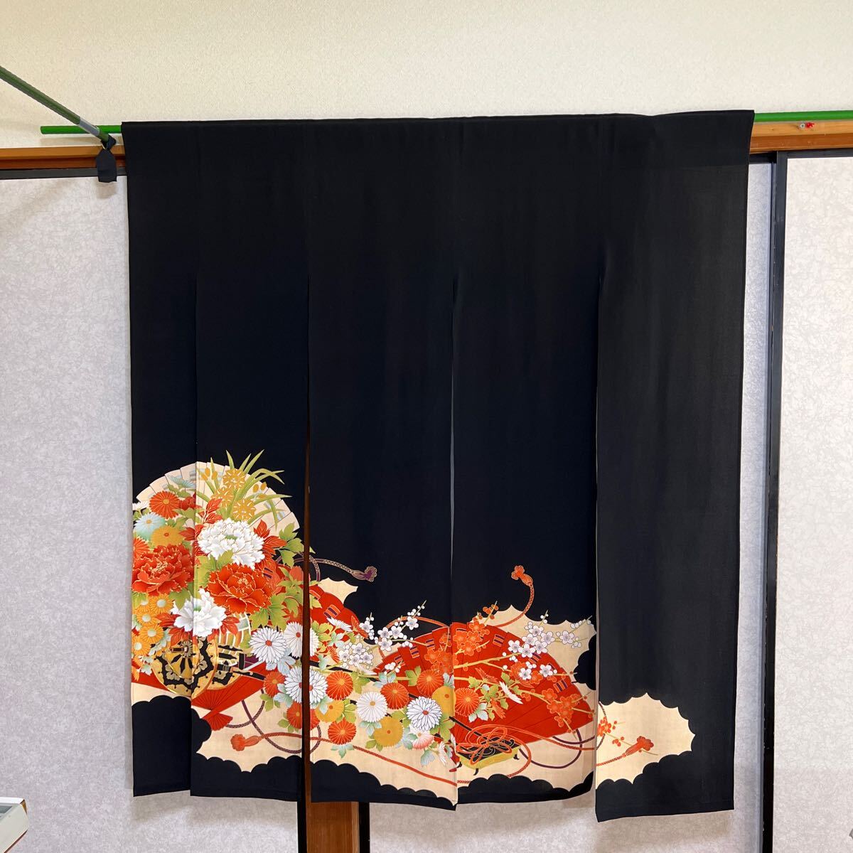 黒留袖 正絹着物 リメイク 暖簾~暖簾~ゴージャスな暖簾|Yahoo 黒留袖 正絹着物 リメイク 暖簾~暖簾~ゴージャスな暖簾|Yahoo