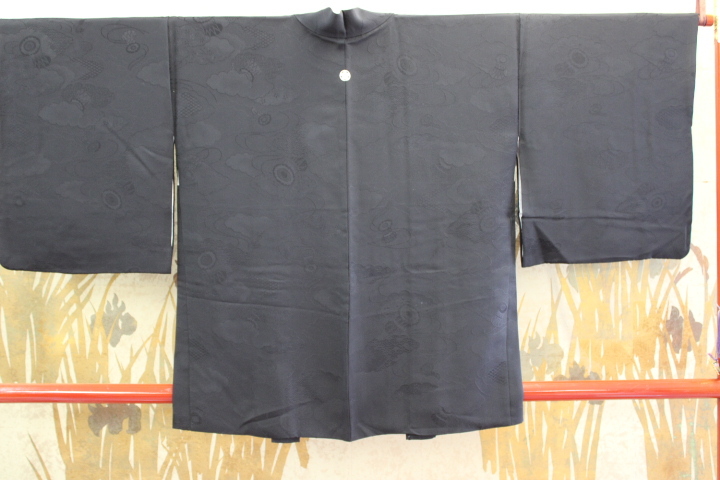 きもの７４０１　黒羽織コレクション　一つ紋「梅鉢」　正絹高級紋意匠雲取りに鼓の地文様　羽織紐付き　羽織丈７８ＣＭ