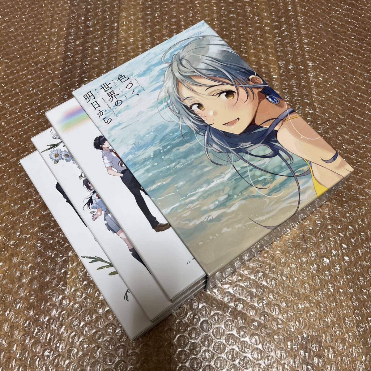 色づく世界の明日から ブルーレイ 1巻〜3巻 帯無し フライ先生描き下ろし全巻収納BOX付き 色づく世界の明日から ブルーレイ 1巻〜3巻 帯無し フライ先生描き下ろし全巻収納BOX付き