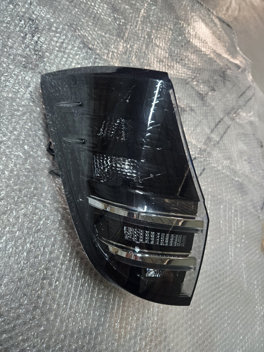 中古トヨタ ヴォクシー ZWR90 MZRA90 90系 左テールランプ LED KOITO コイト V1-8 