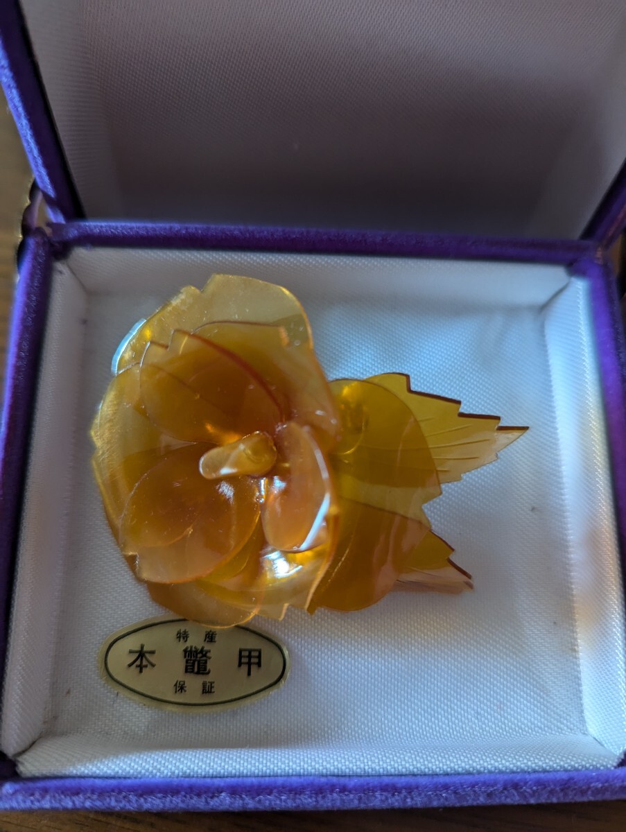 新品未使用 箱付き 本鼈甲 ブローチ お花 薔薇 べっ甲 工芸品 新品未使用 箱付き 本鼈甲 ブローチ お花 薔薇 べっ甲 工芸品