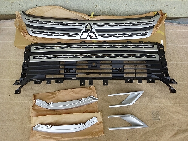 デリカＤ５　ＣＶ１Ｗ　後期　グリル　セット　新車外し品　 即決！