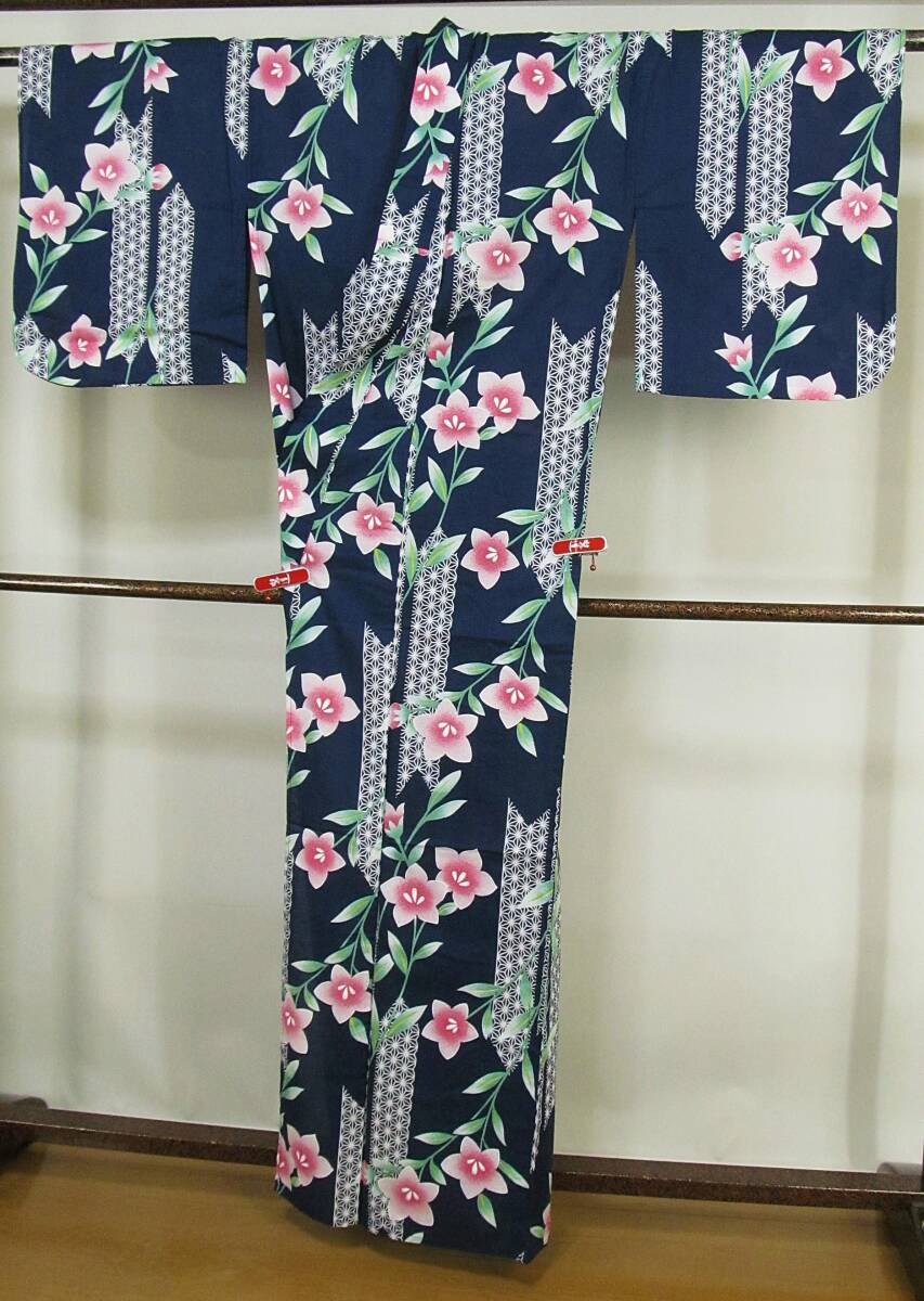 つ220　綿　女性用　浴衣　紺地に桔梗矢絣柄　身丈161ｃｍ