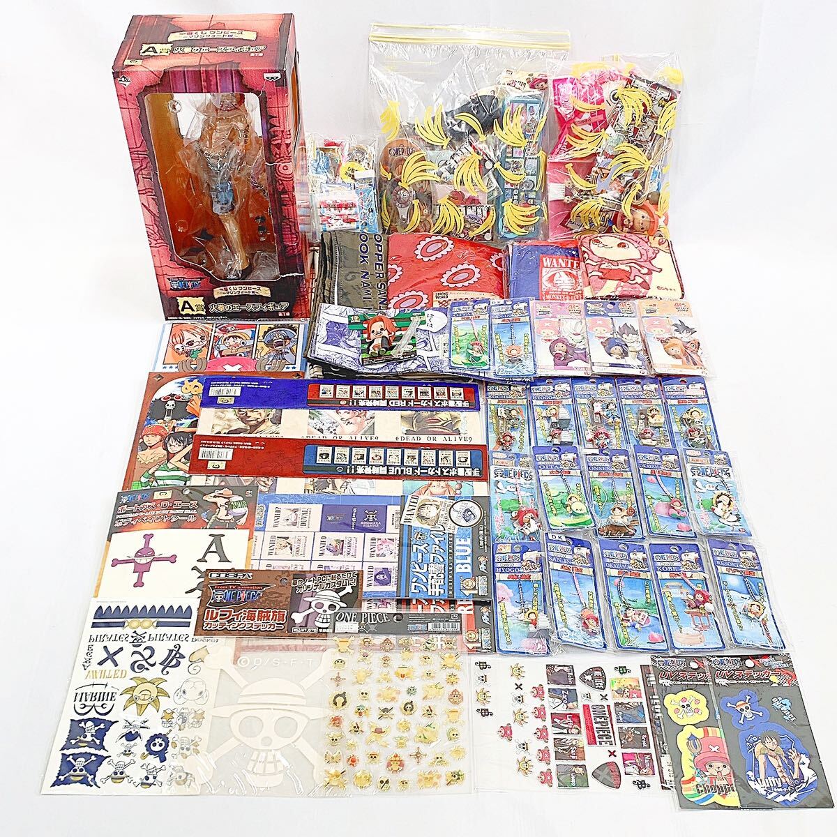 未使用未開封多数 ワンピース グッズ 大量 ねつけストラップ/1番くじフィギュア/ポスター/文房具 他 ルフィ/ゾロ/チョッパー R店0721☆