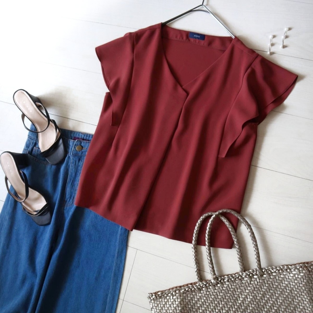 美品秋色ワインボルドーレッドおしゃれSHIPSシップス高級Vネックフレア袖タックとろみブラウス半袖洗えるウォッシャブルきれいめきれい色