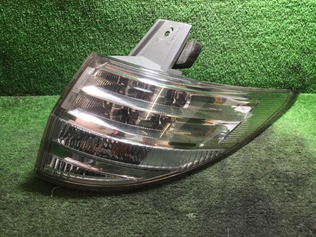 エスティマ DAA-AHR20W 右テールランプ　リア　レンズ 202 76179