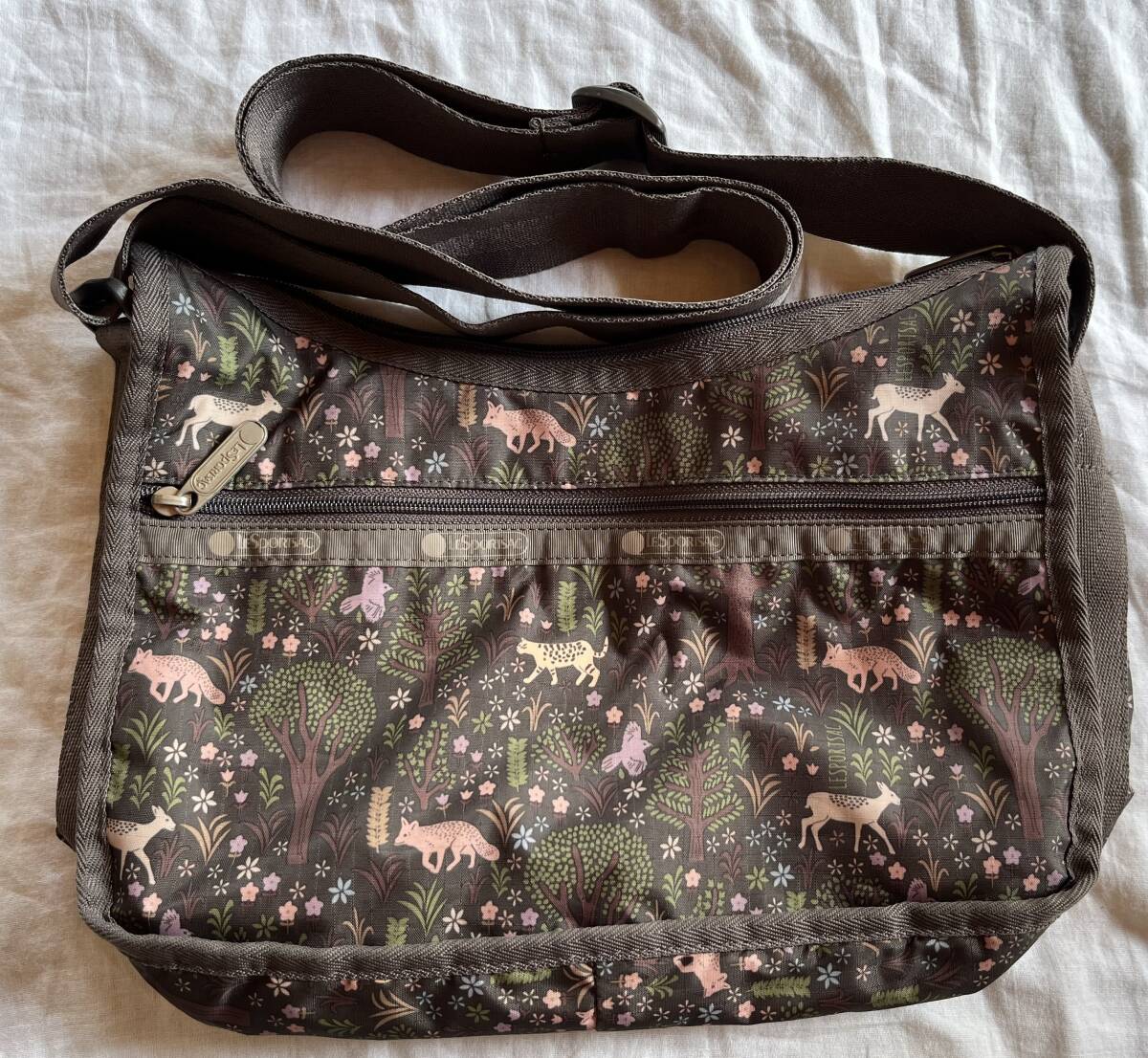 レスポートサック LESPORTSAC ショルダーバッグ　カラフル ジャングル　柄物　アニマル