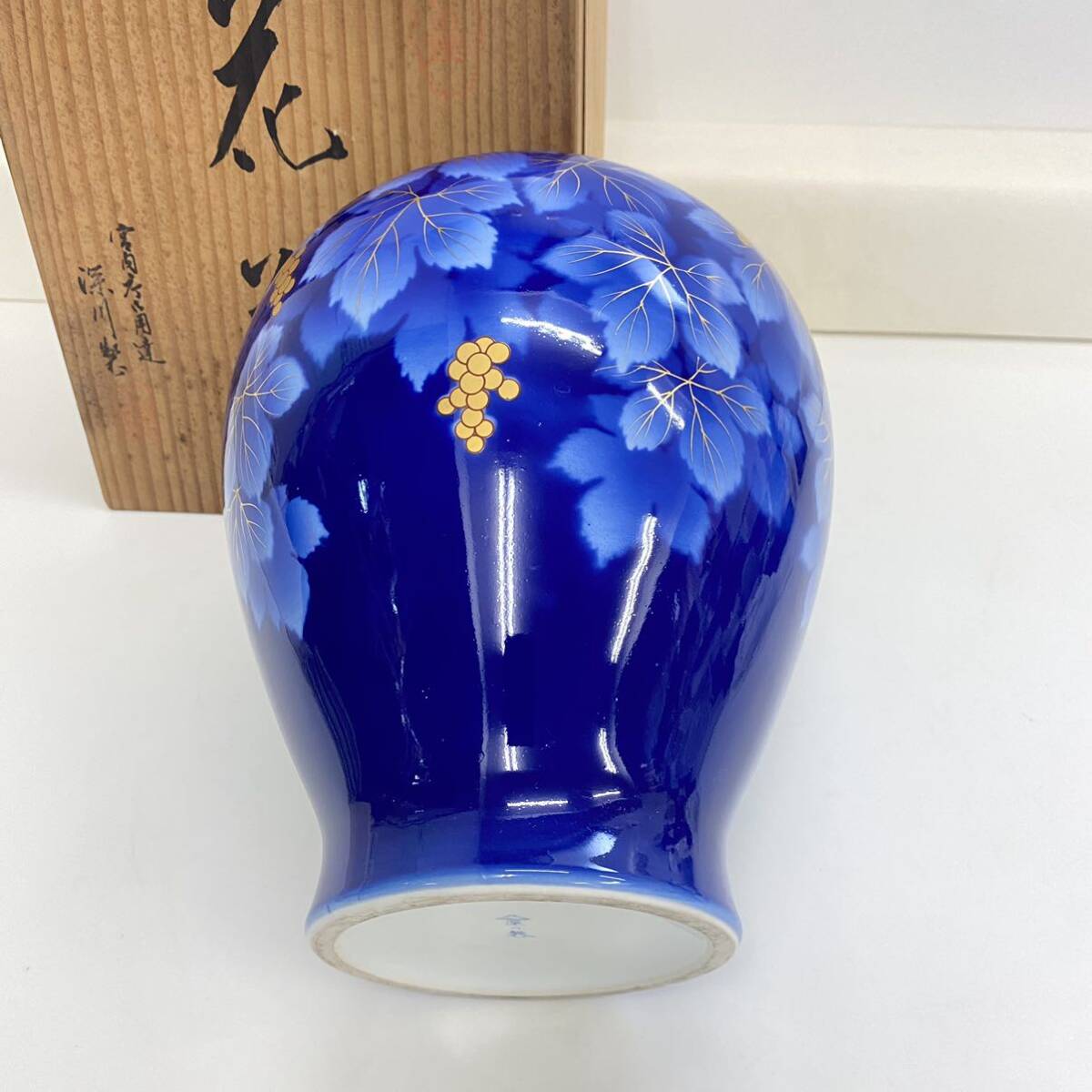 665 宮内庁御用達 深川製磁 花瓶 有田焼 壺 金彩 葡萄 花器 花入 665 宮内庁御用達 深川製磁 花瓶 有田焼 壺 金彩 葡萄 花器 花入