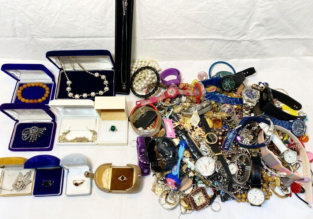 遺品整理 生前整理 アクセサリーまとめ売り ブローチ ネックレス 指輪 時計など が大特価！ 遺品整理 生前整理 アクセサリー まとめ売り