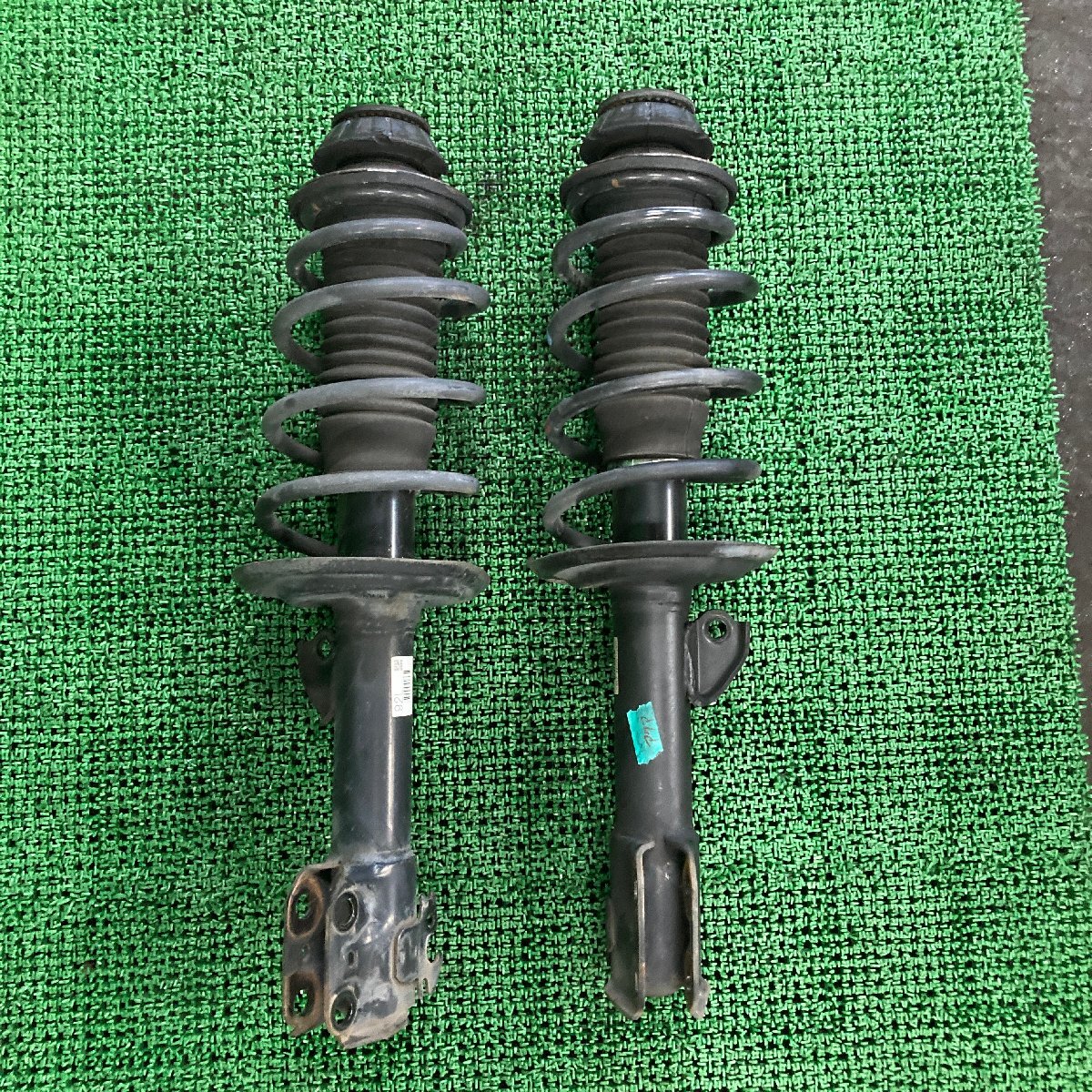 ♪♪アクア G NHP10 フロントストラット 48520-52560/48510-52G60 KYB 左右セット(W8035)♪♪
