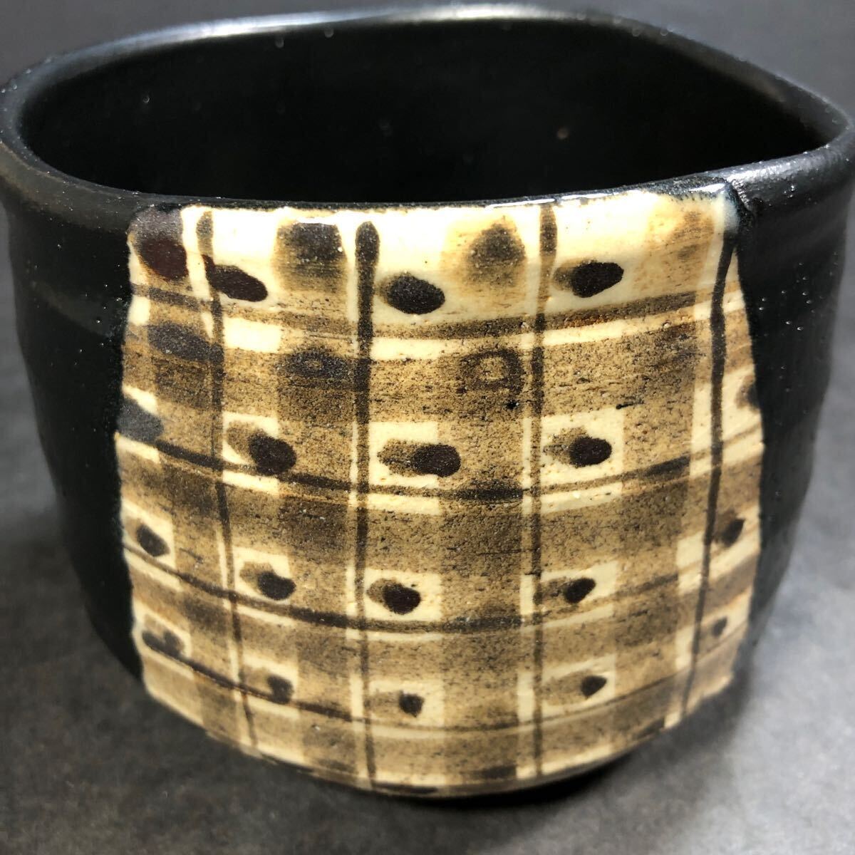 T234 茶碗 『黒織部 茶碗』『秀泉陶苑 沢田秀一 作』 共箱 抹茶碗 茶道具 秀泉陶苑 秀一 造 美濃焼 黒織部 茶碗 共箱 共布 栞 沢田秀一