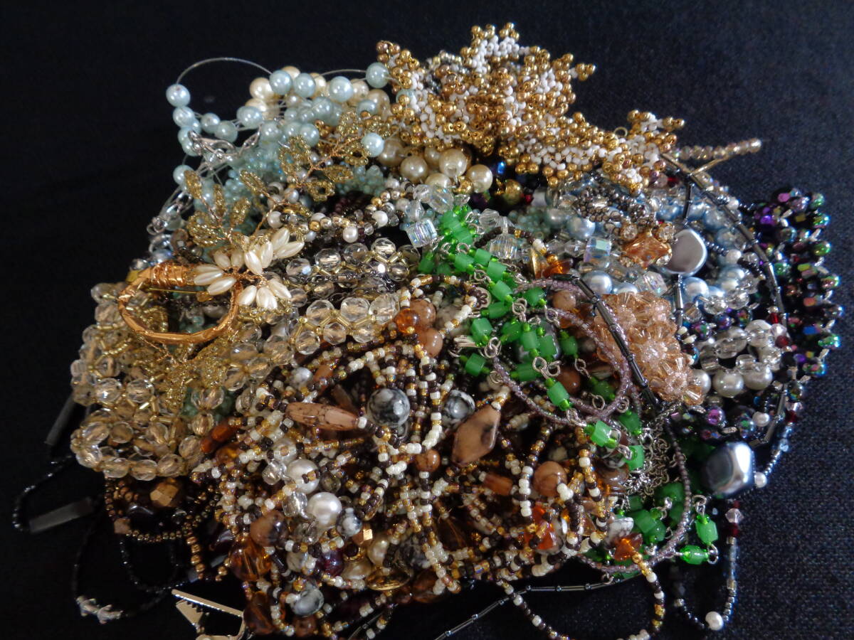 ＊100円～【大量】彩り鮮やか ビーズアクセサリー ネックレス/ブローチ/ブレスレット/指輪/他 約500g まとめ売り ハンドメイド＊T-73