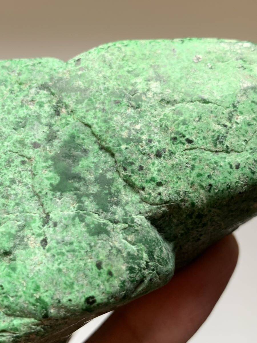 ミャンマー翡翠　コスモクロア　原石　401g 博物館級　糸魚川入りコン沢翡翠ヒスイひすい国産鉱物標本水石水晶ルチルクォーツロードクロサ_画像7