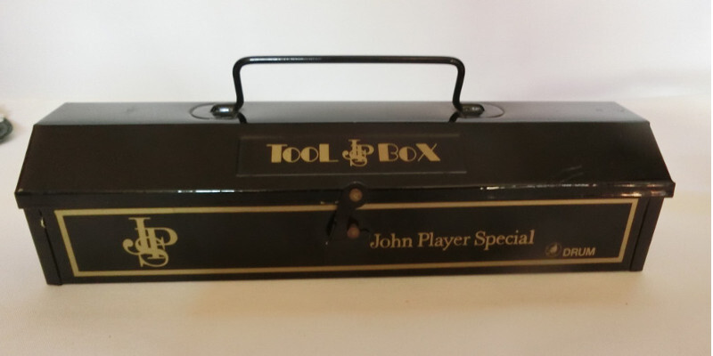 ●ジョンプレイヤー　ツールボックス　ブリキ　JPS John Player Special TOOL BOX 筆入れにも 　小道具入れ　ノベルティ 