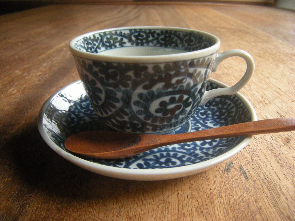 満◇【新品・展示品】染付大島 たこ唐草 碗皿 コーヒーセット(碗:9㎝x6㎝ 皿:14.3㎝x2.5㎝)1碗セット *高級うつわ*_画像1