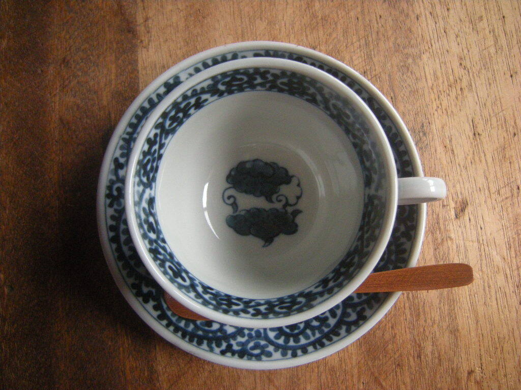 満◇【新品・展示品】染付大島 たこ唐草 碗皿 コーヒーセット(碗:9㎝x6㎝ 皿:14.3㎝x2.5㎝)1碗セット *高級うつわ*_画像5