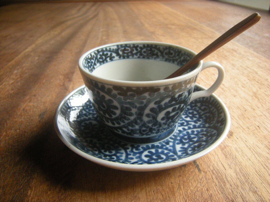 満◇【新品・展示品】染付大島 たこ唐草 碗皿 コーヒーセット(碗:9㎝x6㎝ 皿:14.3㎝x2.5㎝)1碗セット *高級うつわ*_画像4