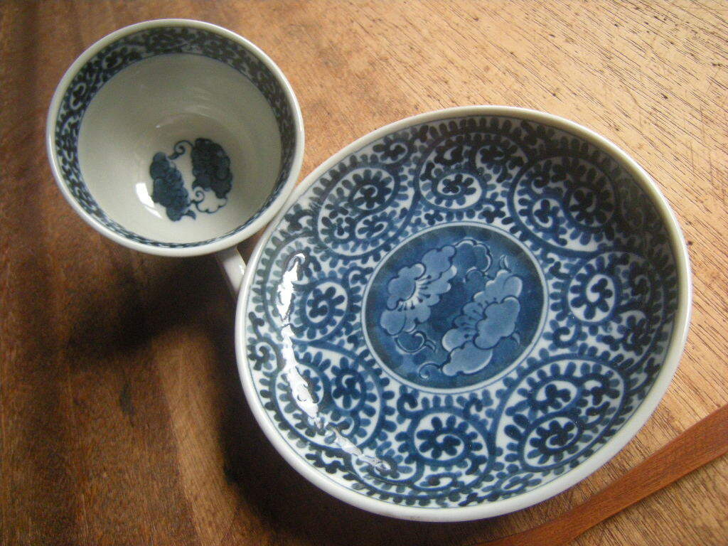 満◇【新品・展示品】染付大島 たこ唐草 碗皿 コーヒーセット(碗:9㎝x6㎝ 皿:14.3㎝x2.5㎝)1碗セット *高級うつわ*_画像3