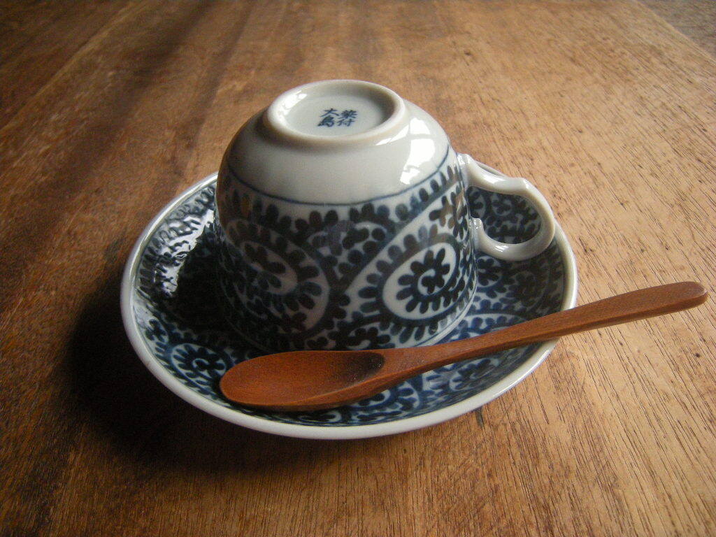 満◇【新品・展示品】染付大島 たこ唐草 碗皿 コーヒーセット(碗:9㎝x6㎝ 皿:14.3㎝x2.5㎝)1碗セット *高級うつわ*_画像2