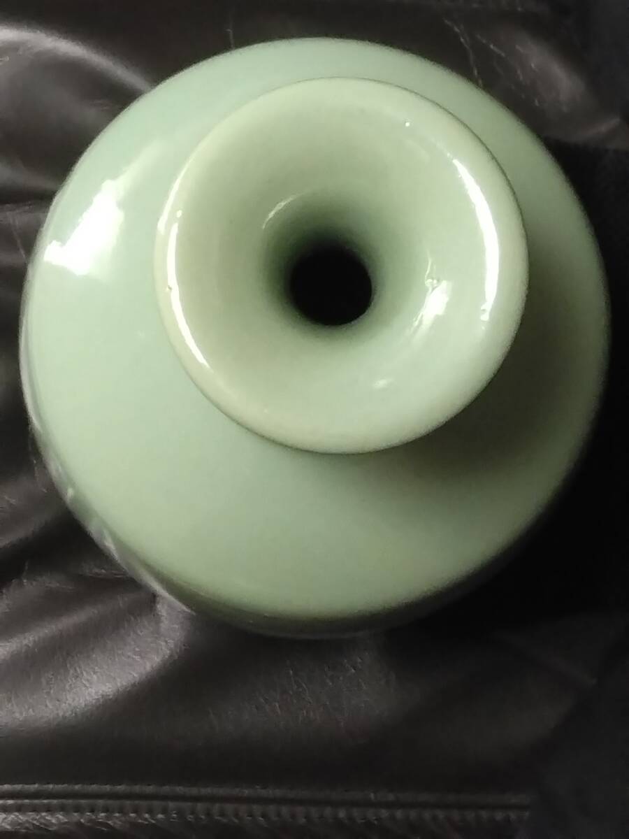 青磁花瓶「土肥刀泉」作 共箱付 無傷完品 約28cm 青磁花瓶「土肥刀泉」作 共箱付 無傷完品 約28㎝ 工芸