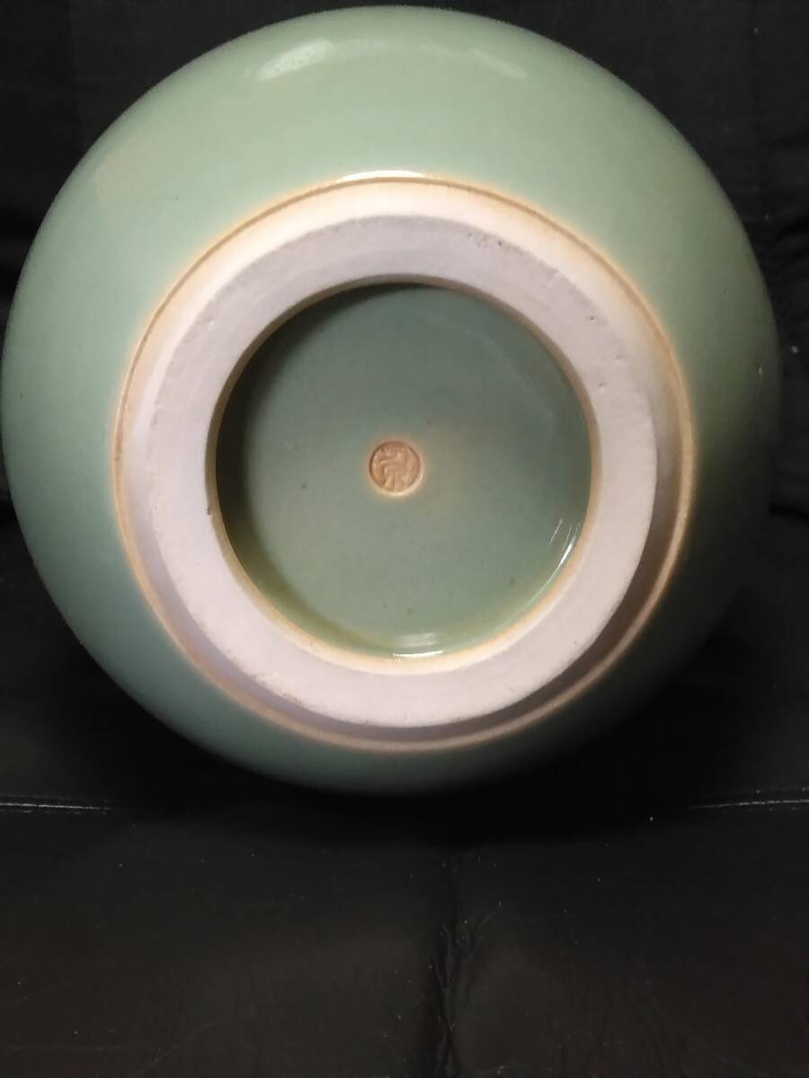 青磁花瓶「土肥刀泉」作 共箱付 無傷完品 約28cm 青磁花瓶「土肥刀泉」作 共箱付 無傷完品 約28㎝ 工芸品