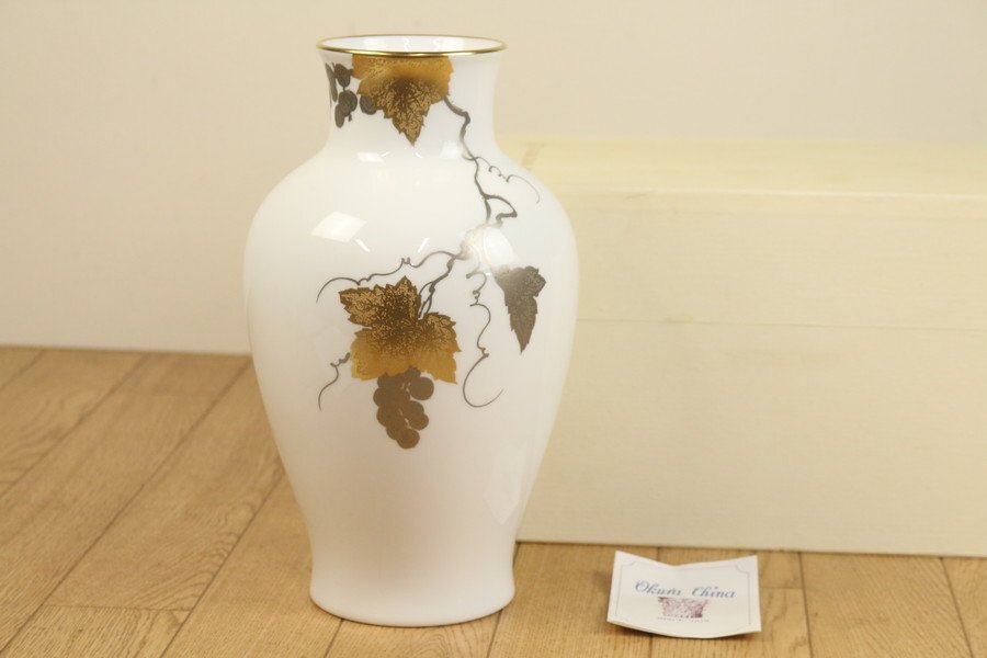 大倉陶園 OKURA】「金蝕ぶどう金彩白磁花瓶」記念品 管Z8424 大倉陶園 OKURA】「金蝕ぶどう金彩白磁花瓶」記念品 管Z8424