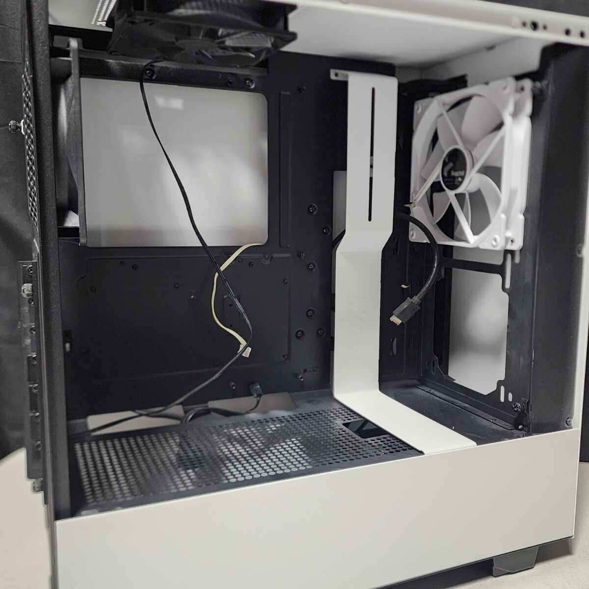NZXT H510 White&Black (CA-H510B-W1) ミドルタワー型PCケース NZXT H510 White&Black (CA-H510B-W1) ミドルタワー型PCケース
