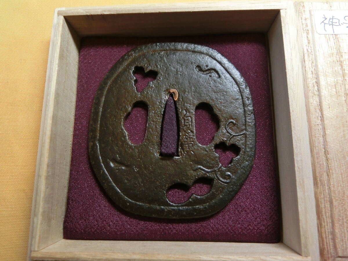 ★☆名品　 神-238　鉄鍔　貞廣　撫丸形　瓢箪の図　音色良　★☆