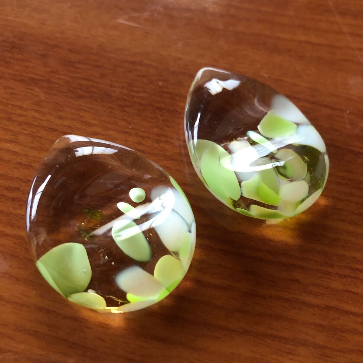 〈送料無料〉津軽びいどろ 箸置き しずく りんご 青りんご 王林 林檎 涙型 硝子 ガラス りんごのしずく 箸置 はしおき