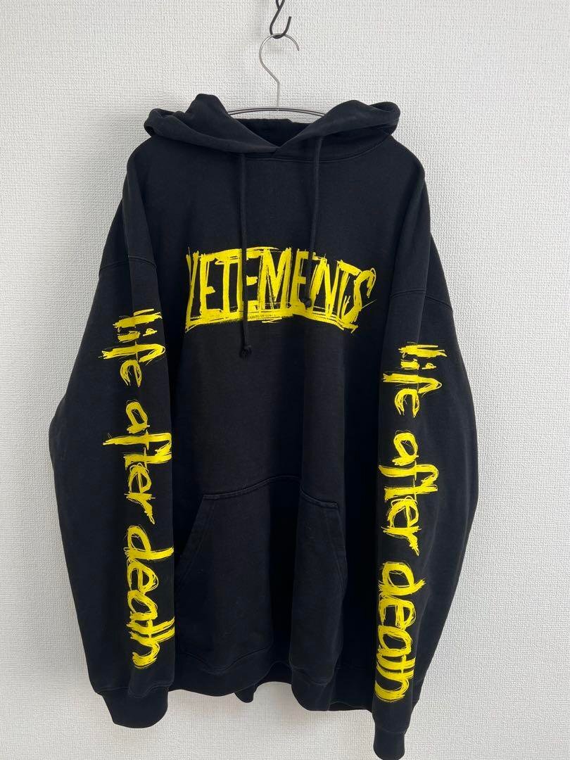 VETEMENTS ヴェトモン Worldtour Logo Hoodie ロゴパーカー コットン ブラック 上着 パーカ人気 中古 Mサイズ