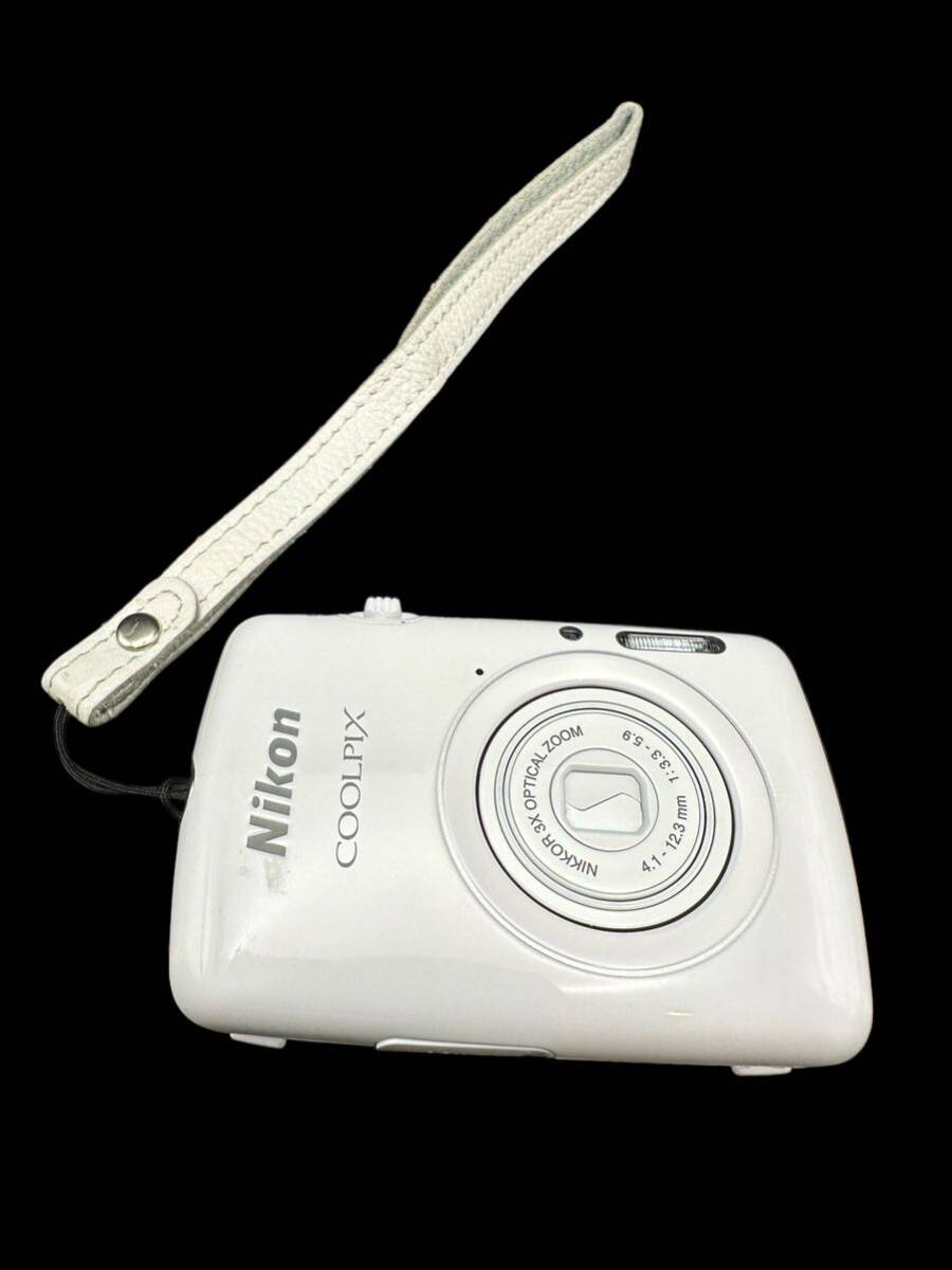 中古美品コンパクトデジタルカメラ Nikon 中古美品NiconcoolpixニコンクールピクスS01小型デジカメケース付白