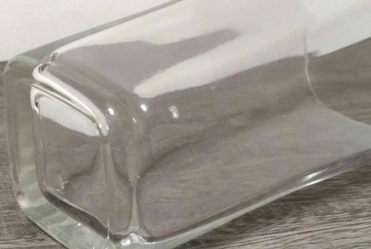 下部に2mm程の小さな欠けがあります。